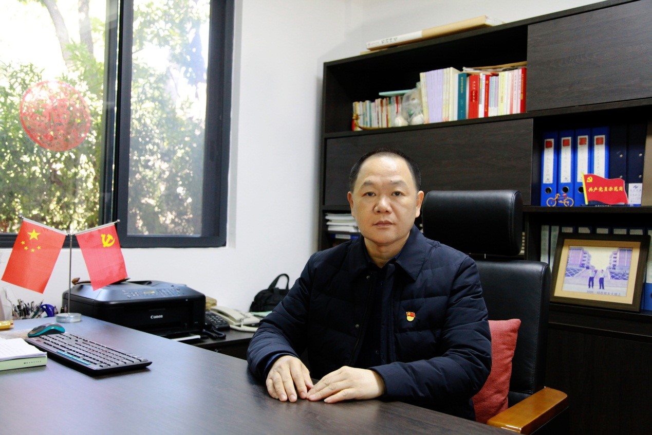 黄隆基.jpg