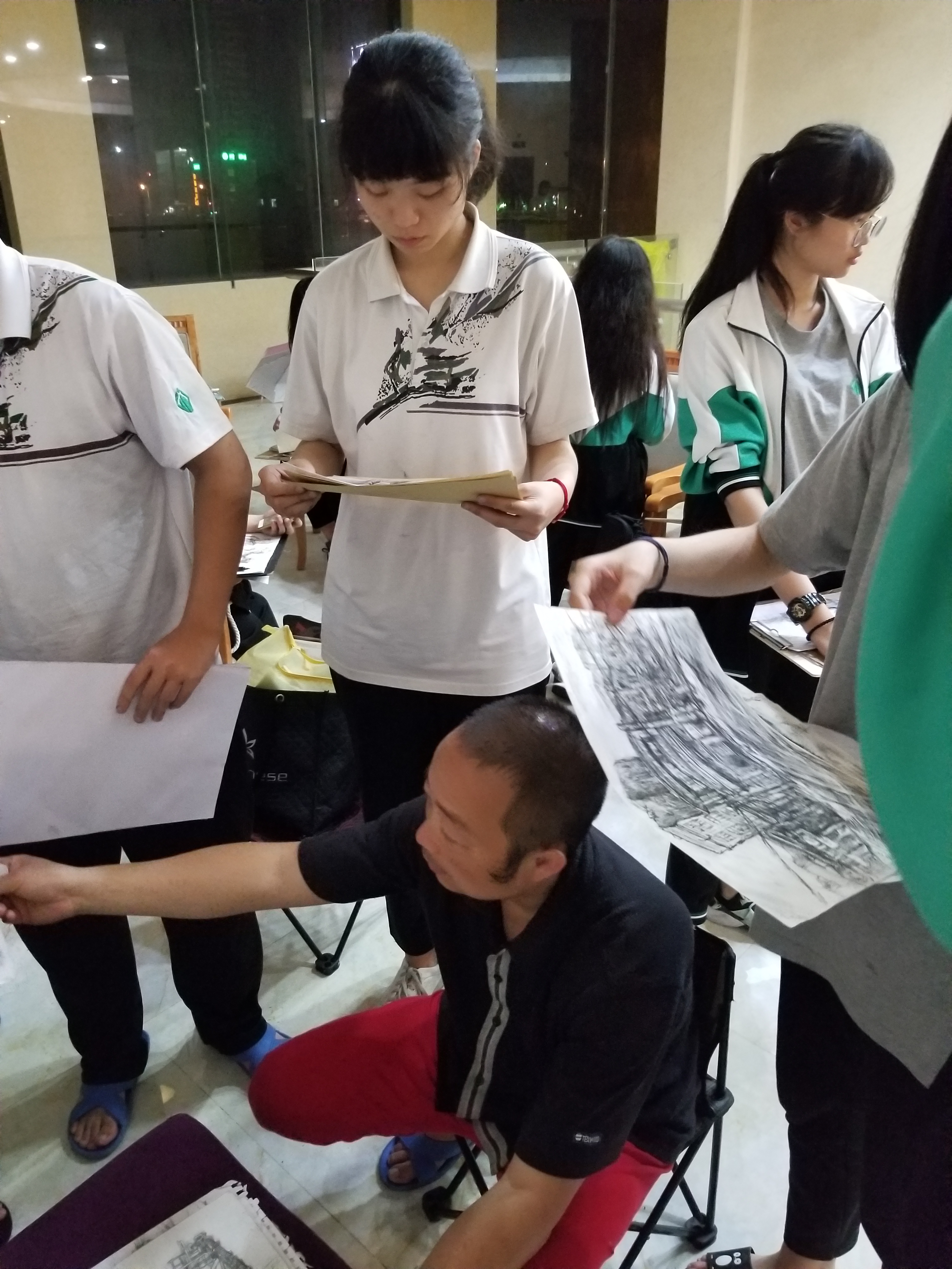 彭向军老师在评画.jpg